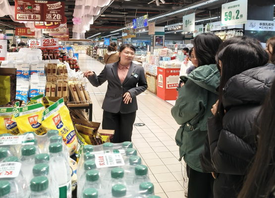 流光溢彩踐學(xué)路，鏈動(dòng)超市啟新程——物流管理專業(yè)2024級(jí)學(xué)生赴北京華聯(lián)超市開(kāi)展認(rèn)知實(shí)習(xí)紀(jì)實(shí)